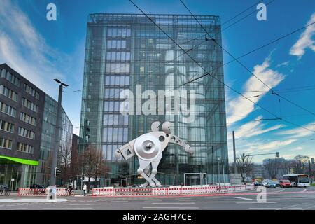 Heidelberg, Deutschland - Dezember 2019: Moderne Print Media Academy Bauen mit Stahl Skulptur Pferd nennt - Drucken Pferd' Stockfoto