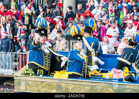 Köln, Deutschland - 12. Februar 2018: Rosenmontag Parade (die Rose Montag). Mehr als eine Million Zuschauer auf den Straßen. Carnival Parade Stockfoto