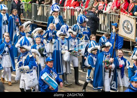 Köln, Deutschland - 12. Februar 2018: Rosenmontag Parade (die Rose Montag). Mehr als eine Million Zuschauer auf den Straßen. Carnival Parade Stockfoto