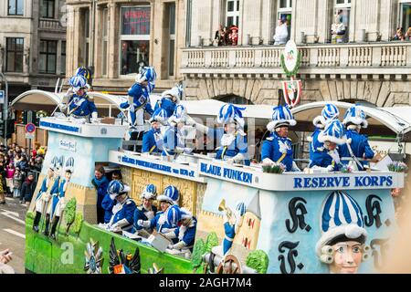 Köln, Deutschland - 12. Februar 2018: Rosenmontag Parade (die Rose Montag). Mehr als eine Million Zuschauer auf den Straßen. Carnival Parade Stockfoto