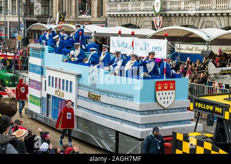 Köln, Deutschland - 12. Februar 2018: Rosenmontag Parade (die Rose Montag). Mehr als eine Million Zuschauer auf den Straßen. Carnival Parade Stockfoto