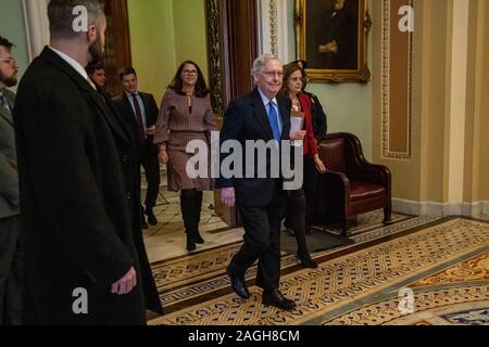 Washington DC, USA. 19. Dez 2019. Us-Senator Mehrheit Führer Mitch McConnell (R-KY) geht aus dem Haus, nach der gestrigen historischen Amtsenthebung des Präsidenten der Vereinigten Staaten Donald J. Trumpf 19 Dez. 2019 Washington DC. Foto: Ken Cedeño/Sipa USA Credit: Sipa USA/Alamy leben Nachrichten Stockfoto