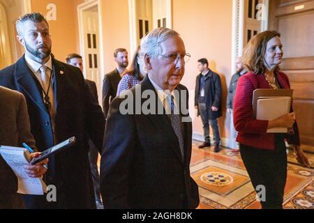 Washington DC, USA. 19. Dez 2019. Us-Senator Mehrheit Führer Mitch McConnell (R-KY) geht aus dem Haus, nach der gestrigen historischen Amtsenthebung des Präsidenten der Vereinigten Staaten Donald J. Trumpf 19 Dez. 2019 Washington DC. Foto: Ken Cedeño/Sipa USA Credit: Sipa USA/Alamy leben Nachrichten Stockfoto