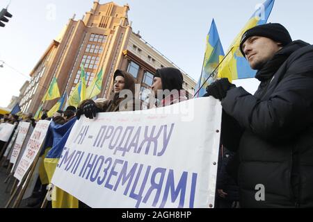 Kiew, Ukraine. 19 Dez, 2019. Ukrainische Aktivisten besuchen einen Protest gegen die Öffnung des Landes Markt in der Ukraine, während Sperrung der Straße Khreschatyk Street im Stadtzentrum von Kiew, Ukraine, am 19. Dezember 2019. September das Ministerkabinett der Ukraine eingereicht für den ukrainischen Parlament berücksichtigen eine Rechnung über Land Markt in der Ukraine und dem Parlament für den Gesetzentwurf in der ersten Lesung gestimmt, am 13. November 2019. Credit: Serg Glovny/ZUMA Draht/Alamy leben Nachrichten Stockfoto