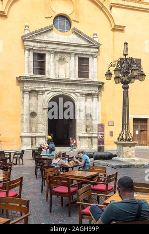 Menschen im Cafe Tabellen außerhalb der Kirche in der Plaza de Santo Domingo, Cartagena, Kolumbien, sitzt. Stockfoto