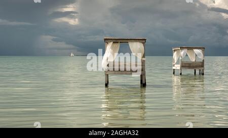 Friedliche Aussicht auf das Segelboot und das Wasser Betten in der Karibik, blau bewölkter Himmel, ruhigen türkisfarbenen Wasser. Stockfoto