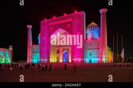 Sher-Dor-Medrese in bunt beleuchtete berühmten Registan von Samarkand, Usbekistan, in Zentralasien Stockfoto