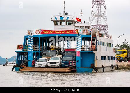 Überfüllte Autofähre mit Open Deck und Fahrzeuge, Halong Bay, Haiphong port, Vietnam, Südostasien Stockfoto