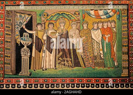 Mosaik, Kaiserin Theodora und Betreuer. Byzantinische römischen Mosaiken der Basilika von San Vitale in Ravenna, Italien. Mosaik Deko für bezahlte Stockfoto