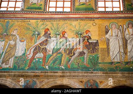 Byzantinische römischen Mosaiken, C. 561 AD, in der Basilika von Sant'Apollinare Nuovo, die 22 Jungfrauen, die von den heiligen drei Königen, Ravenna, Italien Stockfoto