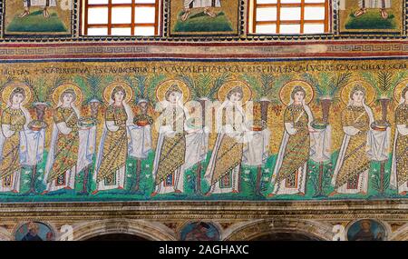 Byzantinische römischen Mosaiken, C. 561 AD, in der Basilika von Sant'Apollinare Nuovo, die 22 Jungfrauen, die von den heiligen drei Königen, Ravenna, Italien Stockfoto