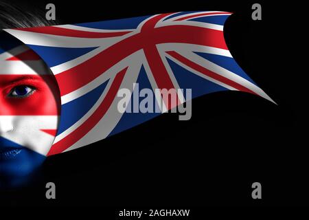 Großbritannien Flagge auf menschliches Gesicht gemalt und winkend auf schwarzem Hintergrund. Stockfoto