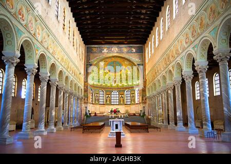 Byzantinisches Mosaik-Interieur der Basilika Sant' Apollinare in Classe. Saint Apollinaris in Classe, Ravcenna Italien, EIN UNESCO-Weltkulturerbe Stockfoto