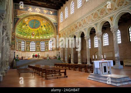 Byzantinisches Mosaik-Interieur der Basilika Sant' Apollinare in Classe. Saint Apollinaris in Classe, Ravcenna Italien, EIN UNESCO-Weltkulturerbe Stockfoto