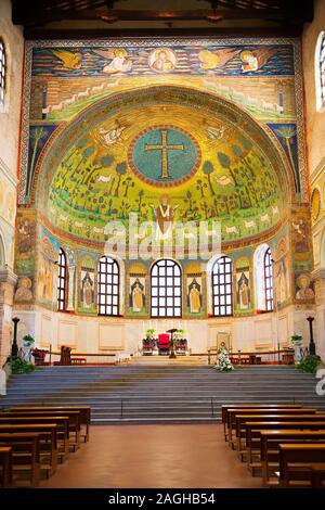 Byzantinisches Mosaik-Interieur der Basilika Sant' Apollinare in Classe. Saint Apollinaris in Classe, Ravcenna Italien, EIN UNESCO-Weltkulturerbe Stockfoto