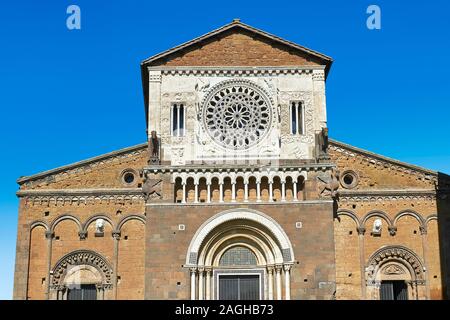 12. Jahrhundert Fassade der romanischen Basilika aus dem 8. Jahrhundert Kirche St. Peters, Tuscania, Latium, Italien Stockfoto