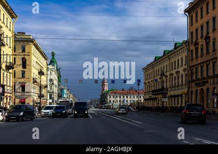 April 18, 2018. St. Petersburg, Russland. Autos am Newskij Prospekt. Stockfoto