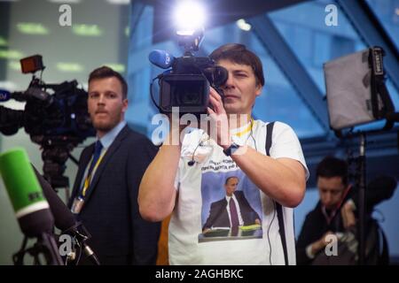 Moskau, Russland. 19. Dezember, 2019 Russische Journalisten decken die jährliche Pressekonferenz des russischen Präsidenten Wladimir Putin in Moskau, Russland Stockfoto