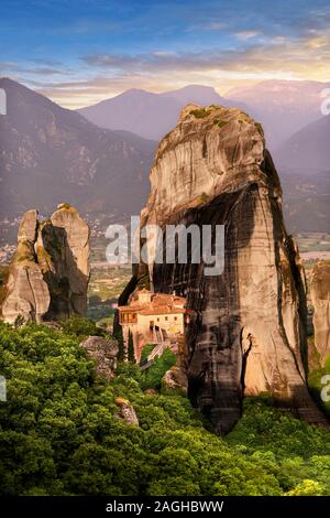 Mittelalterliche Meteora Kloster Roussanou auf einem Felsen Säule in der Meteora Berge, Thessalien, Griechenland Stockfoto