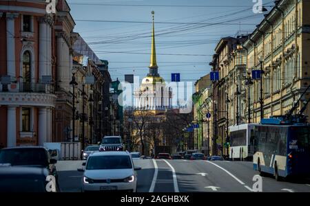 April 18, 2018. St. Petersburg, Russland. Autos am Newskij Prospekt. Stockfoto