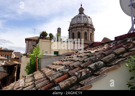 Dächer und Dome (einer der größten in Rom, San Carlo ai Catinari, einem frühen barocken Kirche, an der Piazza Benedetto Cairoli, Rom, Italien. Stockfoto