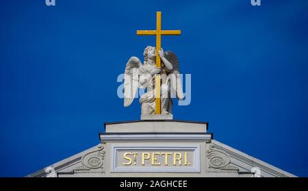 April 18, 2018. St. Petersburg, Russland. Der Engel auf der Vorderseite der Lutherischen Kirche St. Peter und Paul. Stockfoto