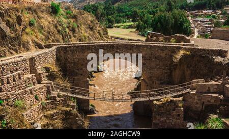 Die kolonialen Checacupe Brücke ist auf der Ausangate oder Pitumayu Fluss, Cusco Peru Stockfoto