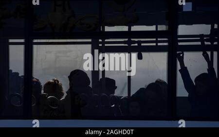 April 18, 2018. St. Petersburg, Russland. Die Passagiere der Trolley Stockfoto