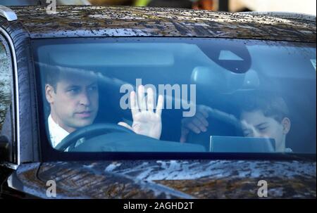 Bild zeigt: Royals kommen zum Mittagessen am Buckingham Palace heute 18/12/19 die Prinzen William und George pic von Gavin Rodgers/Pixel 8000 Stockfoto