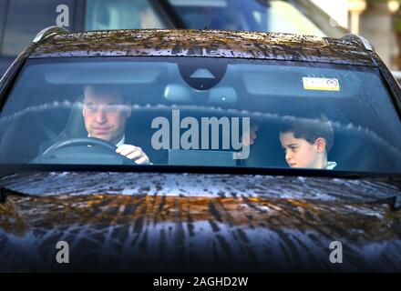 Bild zeigt: Royals kommen zum Mittagessen am Buckingham Palace heute 18/12/19 die Prinzen William und George pic von Gavin Rodgers/Pixel 8000 Stockfoto