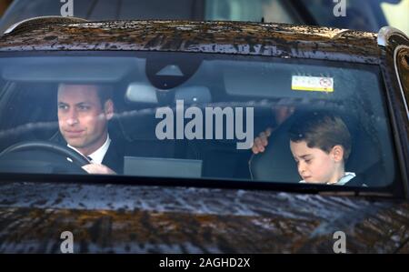 Bild zeigt: Royals kommen zum Mittagessen am Buckingham Palace heute 18/12/19 die Prinzen William und George pic von Gavin Rodgers/Pixel 8000 Stockfoto