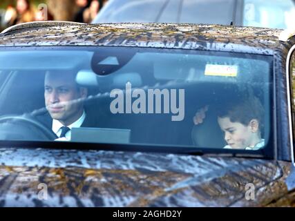 Bild zeigt: Royals kommen zum Mittagessen am Buckingham Palace heute 18/12/19 die Prinzen William und George pic von Gavin Rodgers/Pixel 8000 Stockfoto