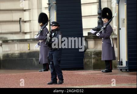 Bild zeigt: Royals kommen zum Mittagessen am Buckingham Palace heute 18/12/19 Sicherheit pic von Gavin Rodgers/Pixel 8000 Stockfoto