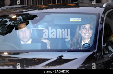 Bild zeigt: Royals Verlassen nach dem Mittagessen am Buckingham Palace heute 18/12/19 Kate und William pic von Gavin Rodgers/Pixel 8000 Stockfoto