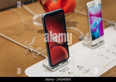 Türkei, Istanbul, 17. Dezember 2019: moderne Telefone sind iPhone X und in der Nähe des iPhone 8 im Apple Store. Stockfoto