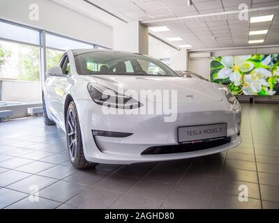 Voronezh, Russland - Juni 25, 2019: Neue Tesla Modell 3 Elektroauto an der ABC-Elektromotoren Club Showroom, Woronesch Stockfoto