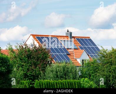Modernes Haus mit Photovoltaik Solarzellen auf dem Dach und einer thermischen Solaranlage für alternative Energieerzeugung Stockfoto