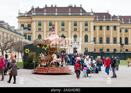 Wiener Weihnachtsmarkt; EIN Karussell und Menschen im Schloss Schönbrunn weihnachtsmarkt, Schloss Schönbrunn, Wien Österreich Europa Stockfoto