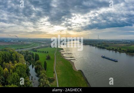 Panoramablick auf flussschiffen auf dem Rhein. Luftaufnahmen von Drone. Stockfoto