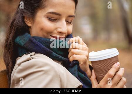 In der Nähe der charmanten Frauen, genießen Sie den Moment Stockfoto