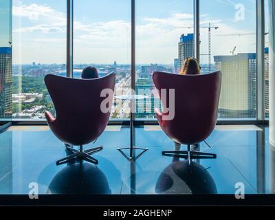 Treffpunkt für Topmanager auf der obersten Etage eines Corporate Office Stockfoto