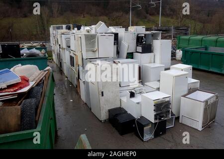 Ein Haufen entsorgt weiße Ware auf kommunaler Abfälle Depot. Slowenien Stockfoto