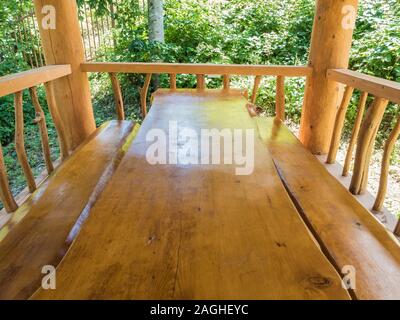 Ein Tisch und zwei Bänke von großen Massivholz in einem Blockhaus gemacht Stockfoto