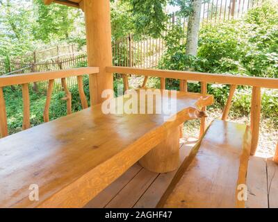 Ein Tisch und zwei Bänke von großen Massivholz in einem Blockhaus gemacht Stockfoto