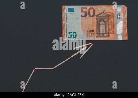 Euro steigen und fallen, Graph, Banknote auf schwarzen Hintergrund. Stockfoto