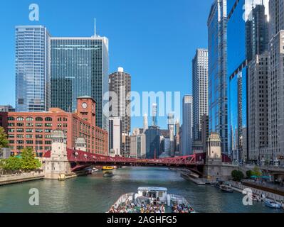 River Cruise Boot auf dem Chicago River mit der Skyline der Stadt hinter, von Wells Street Bridge, Chicago, Illinois, USA gesehen Stockfoto