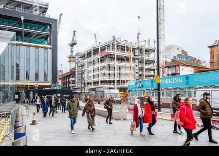 Bauarbeiten in Charing Cross Road an der Kreuzung Tottenham Court Road und die Oxford Street, London, UK Stockfoto