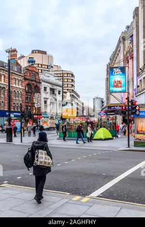 Tottenham Court Road Kreuzung mit der Oxford Street, dem Dominion Theatre im Hintergrund, London, UK Stockfoto