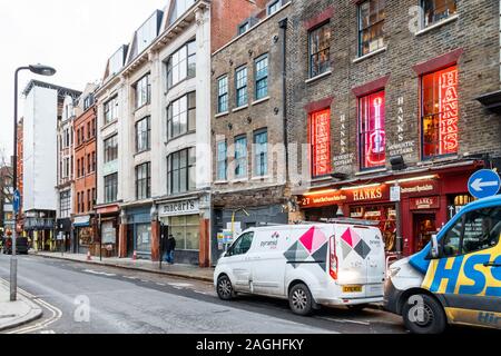 Denmark Street, alias "Tin Pan Alley", wenn die besetzt das Musikinstrument und publishing Unternehmen, viele der Läden geschlossen, London, UK Stockfoto