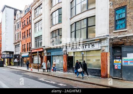 Denmark Street, alias "Tin Pan Alley", wenn die besetzt das Musikinstrument und publishing Unternehmen, viele der Läden geschlossen, London, UK Stockfoto